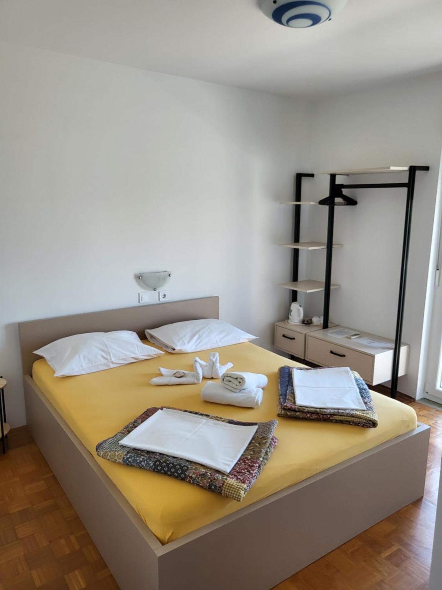 Apartments & Rooms Fam Ribaric Banjol Eksteriør bilde