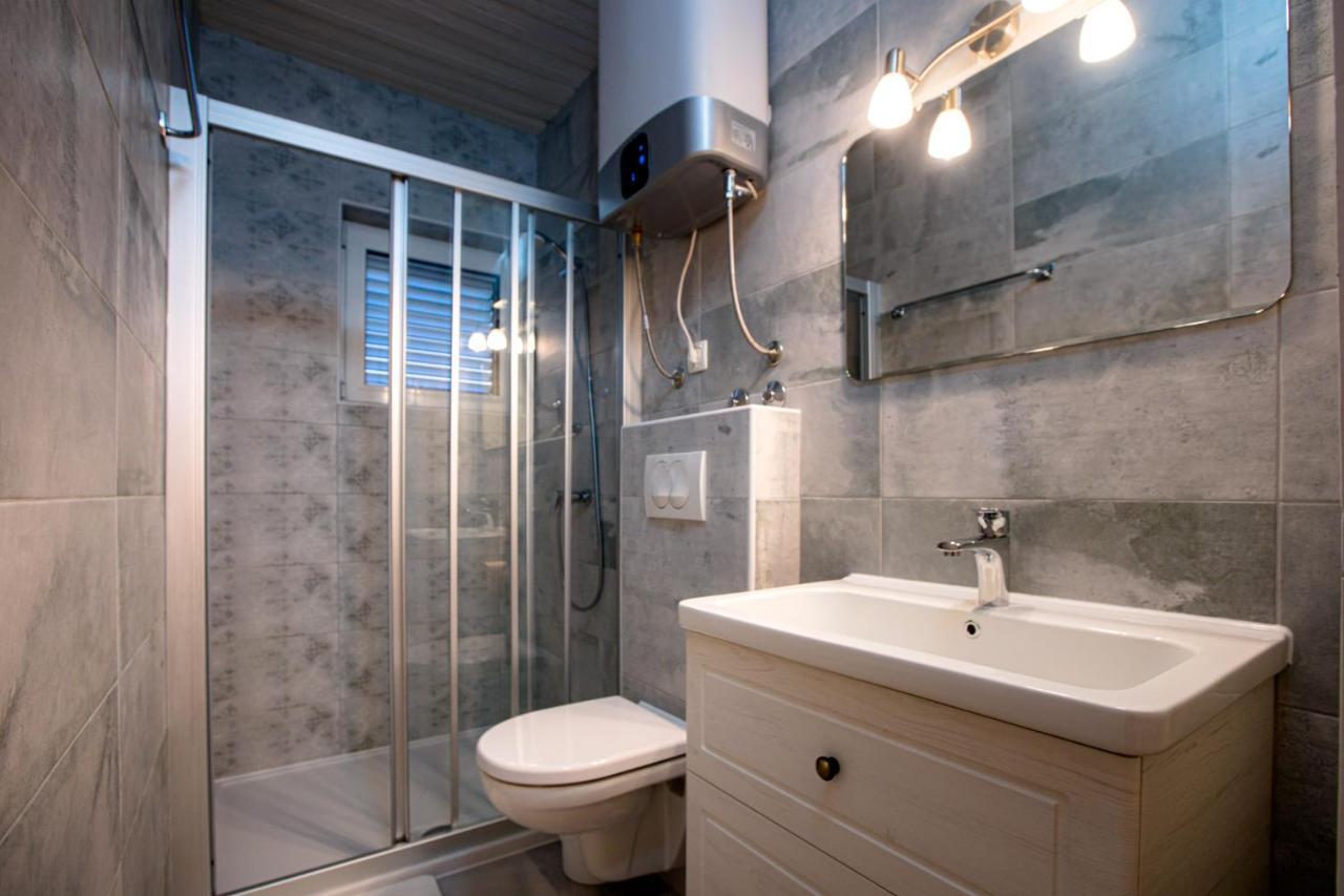 Apartments & Rooms Fam Ribaric Banjol Eksteriør bilde